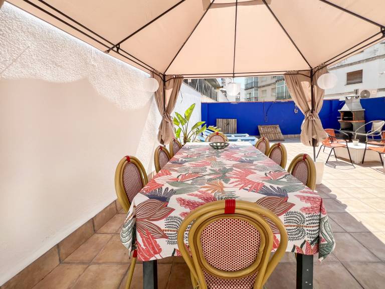 Family-oriented villa with BBQ, patio & yard | City view | Beach nearby | Dogs allowed — photo 3