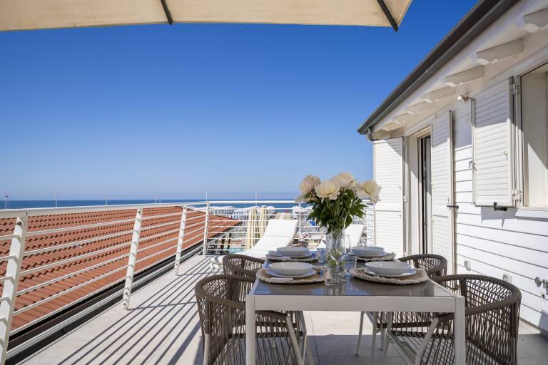 Holiday apartment with pool & patio | Water view — photo 3