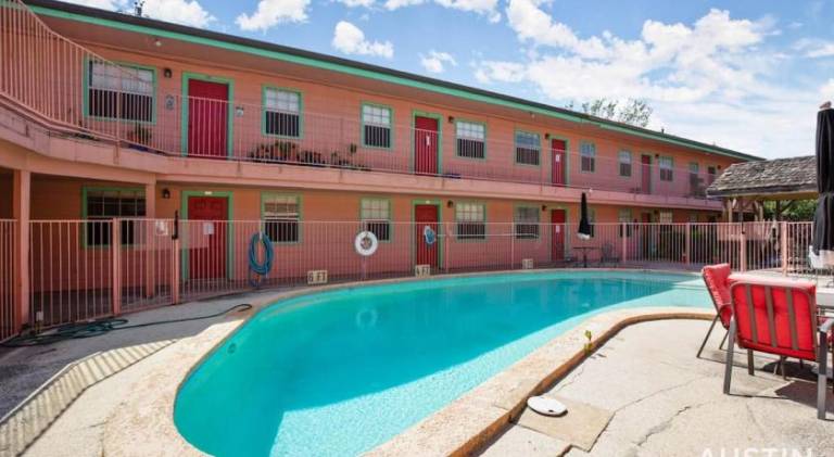 Apartment with pool — photo 5