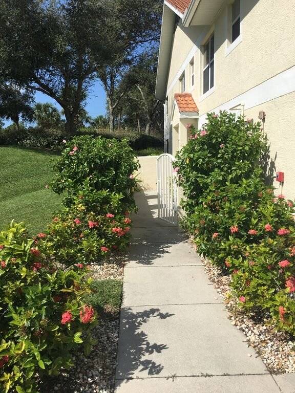 Condo with hot tub, garden & heated pool | Lake view — photo 3