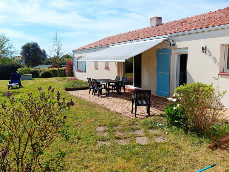 Vacation home with yard, terrace & barbeque in Saint-Gilles-Croix-de-Vie