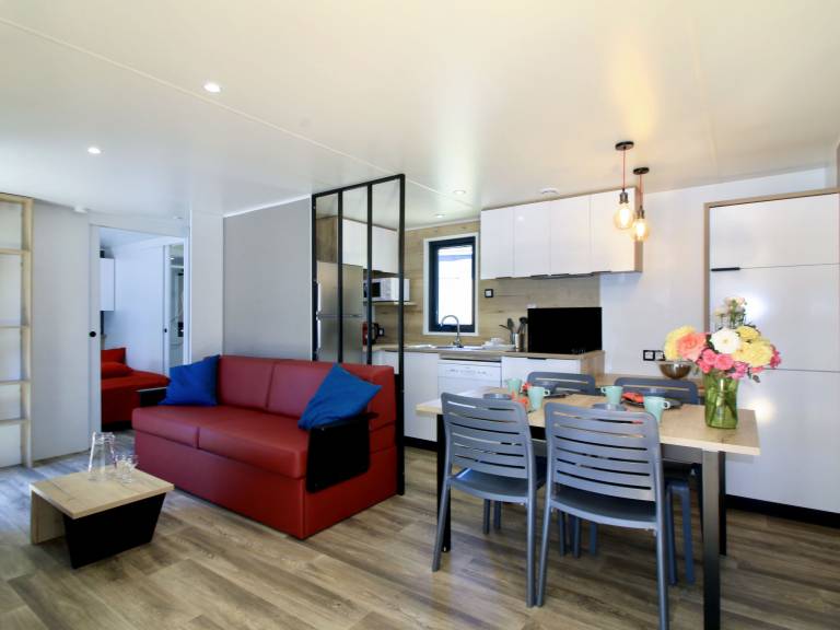 House with heated pool, yard & barbeque — photo 3