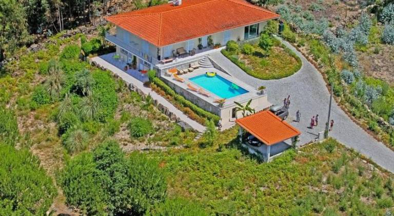 Apartment with BBQ, pool & patio — photo 4