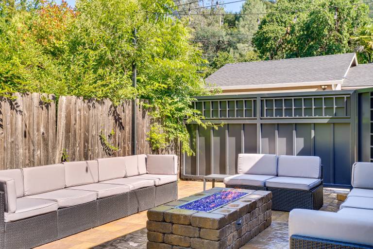 Walk to Park & Aquatic Center: Airy Redding Home! — photo 2