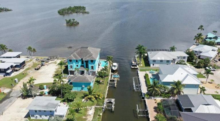 Vacation home with pool — photo 3