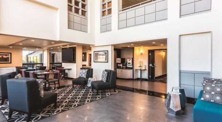 La Quinta Inn & Suites by Wyndham Colorado Springs North — photo 3