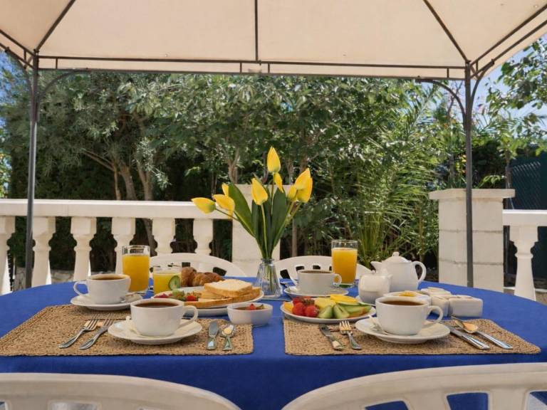 Fully equipped villa with yard, BBQ & pool | Pets allowed — photo 2