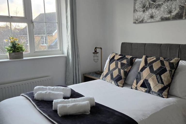 Bishopswood-Sleeps 6-Garden-Pets-Parking-WiFi in Ashford