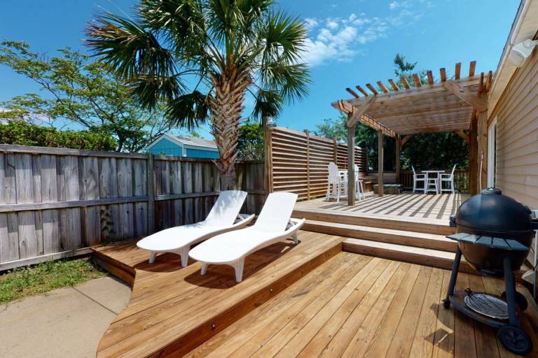 Children-friendly vacation home with private pool & barbecue | City view | Next to the beach | Pets are welcome in Carolina Beach, NC