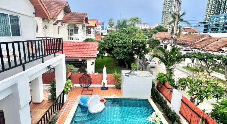 Beautiful villa with pool & jacuzzi | Close to the beach | Pets are welcome in Pattaya
