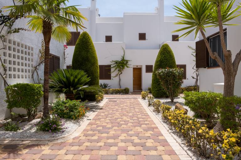 Holiday apartment with heated pool, garden & jacuzzi | Sea view — photo 3