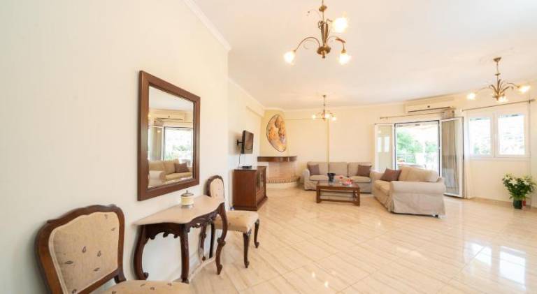 Rental apartment with yard, patio & pool | Pets are welcome — photo 4