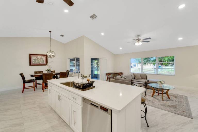 Modern Comfort: 3BR/2BA Home in Port Charlotte — photo 3