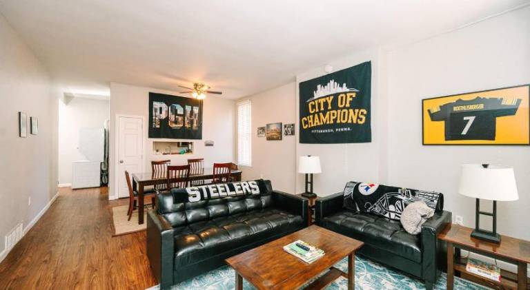 Pittsburgh's Sports Suite- FREE driveway Parking in Pittsburg, PA