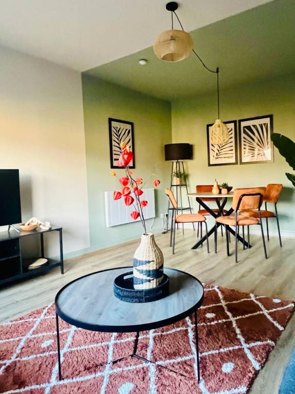 Apartment Paisley