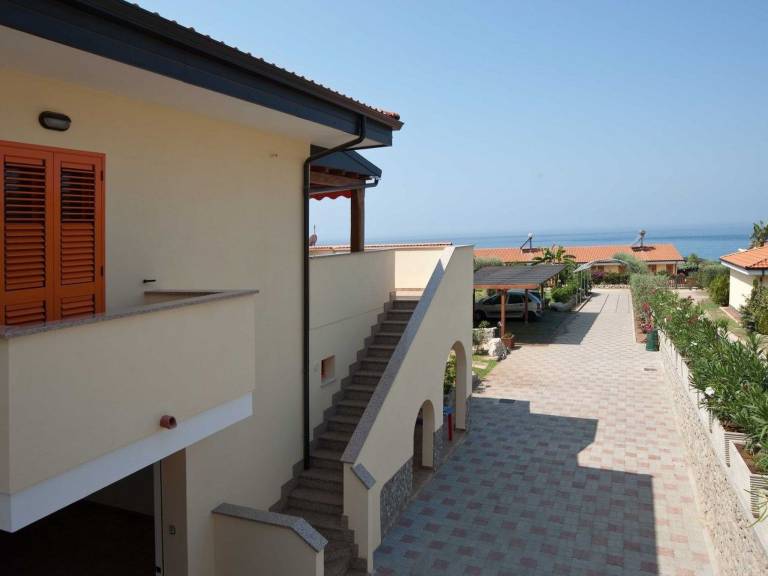 Rental apartment with grill, terrace & yard — photo 4