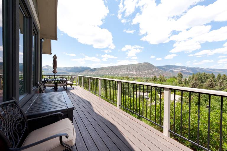 Custom Home - Amazing Views/Huge Deck - 3 miles to downtown - AC/Hot Tub — photo 4