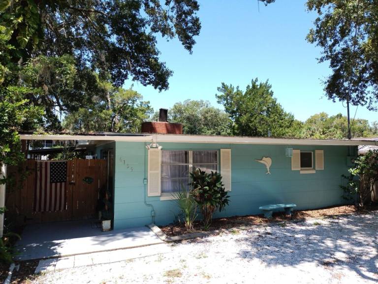 House  Pine Island