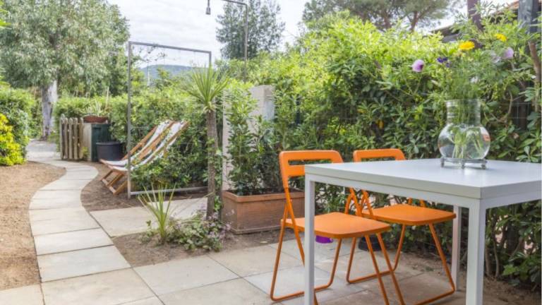 Apartment with yard & terrace — photo 2