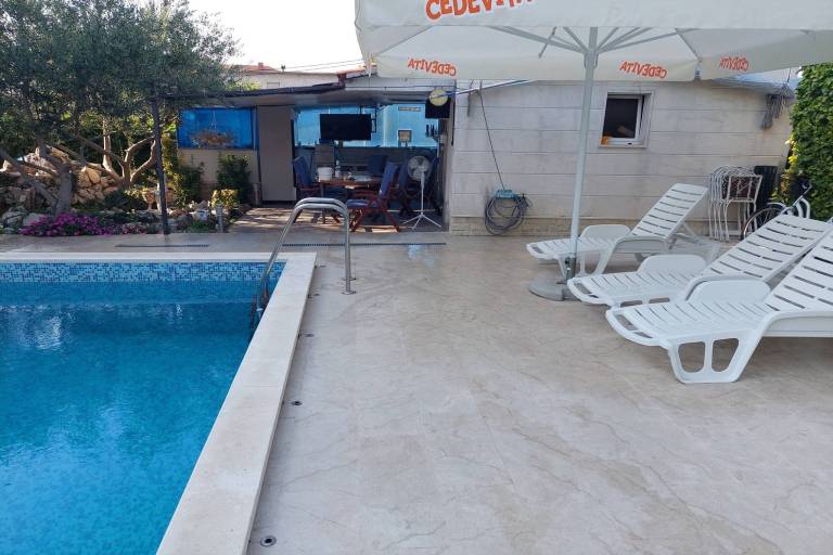 Apartment with pool, yard & terrace | Sea view in Trogir