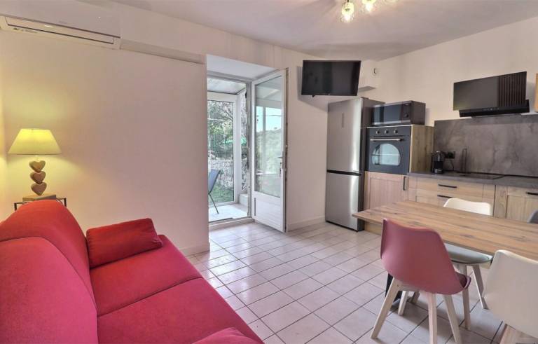 Fully equipped vacation home with fast internet, barbeque & patio | Garden view | Pet-friendly — photo 5