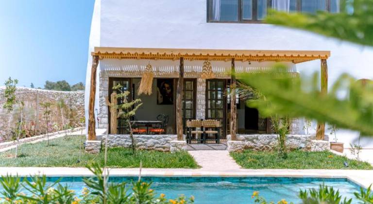 Villa with pool — photo 5