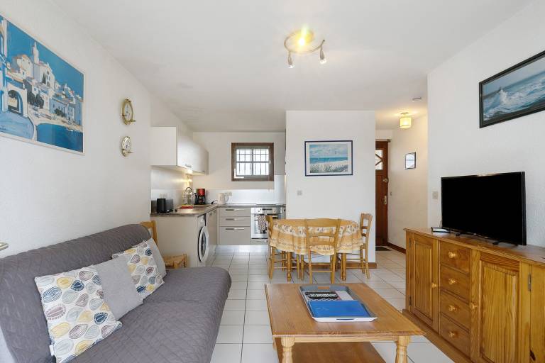 Apartment "Les Orphies" with Private Terrace, Shared Garden and Wi-Fi — photo 4