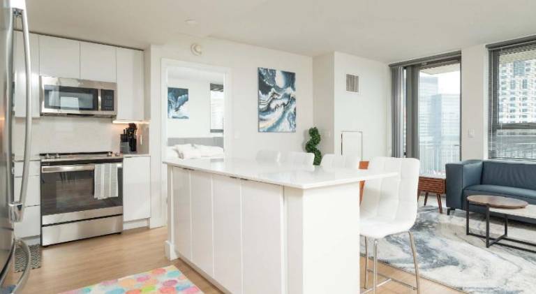 Ample apartment with pool | Next to Beacon Hill | Pet-friendly — photo 3