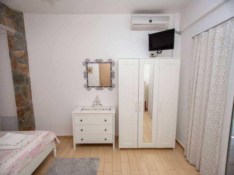 Holiday apartment with garden & patio — photo 5