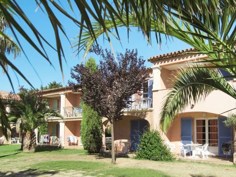Holiday apartment with patio & heated pool — photo 2