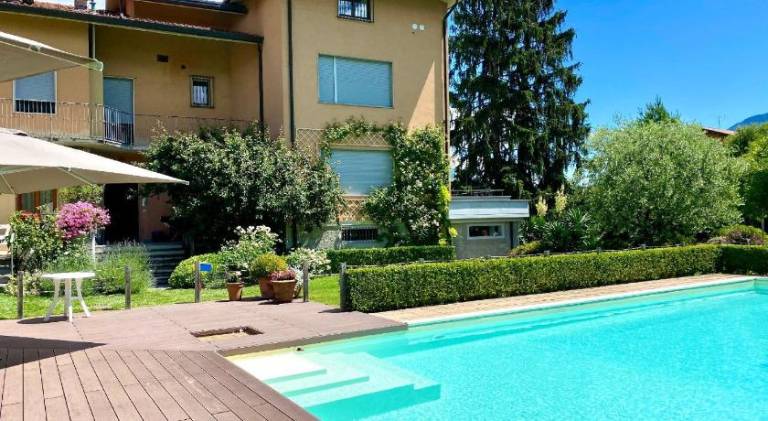 Holiday apartment with pool in Gravedona