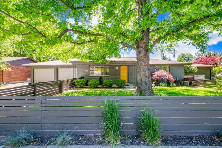 HabitueHomes - The East End Retreat – King Bed, EV Charger, Natural Spring Pool! — photo 3