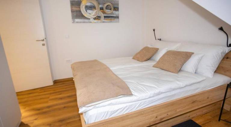 Holiday apartment with terrace & yard — photo 5