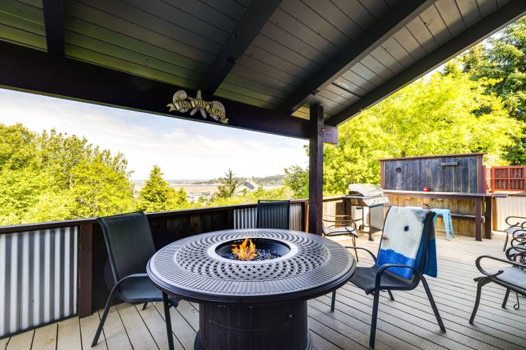 < 1 Mi to Port of Alsea: Inviting Gem w/ Hot Tub — photo 2