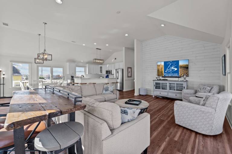 Child-friendly vacation home with grill, heated pool & hot tub | Close to the beach | Pets are welcome — photo 5