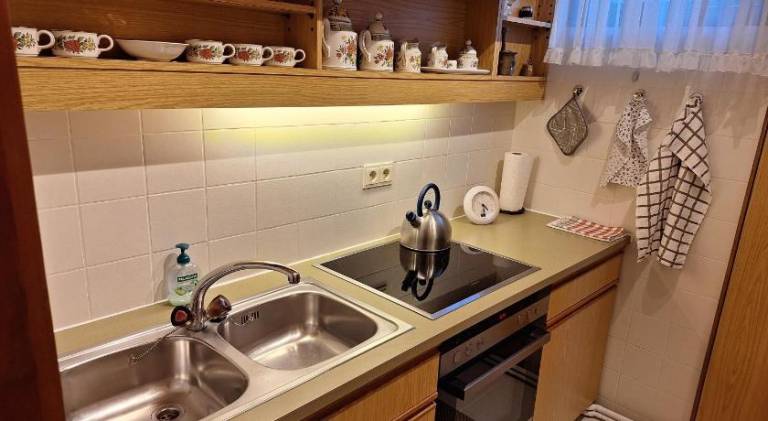 Holiday apartment with yard, private pool & patio — photo 4