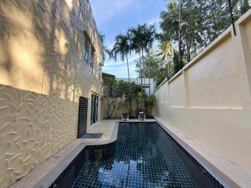 Villa with patio, garden & private pool — photo 3