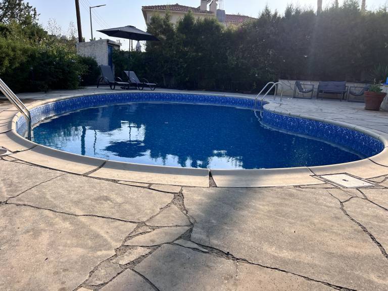 Family-friendly charming villa with private pool & patio | Garden view | Pet-friendly — photo 4