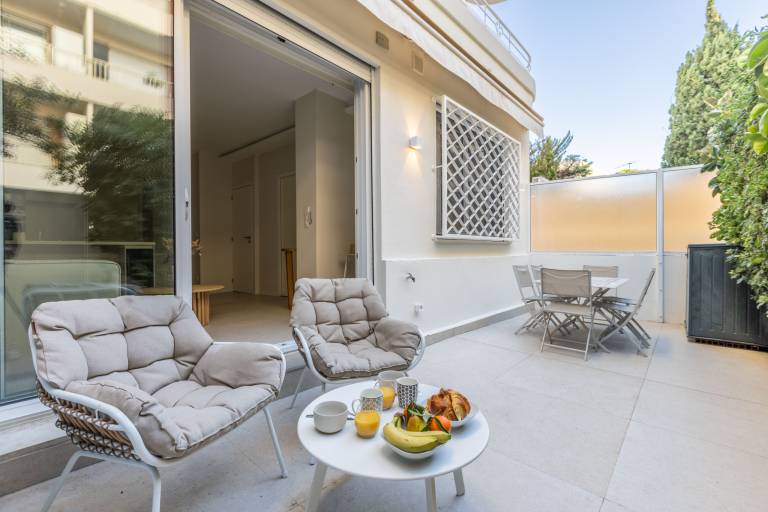 Apartment with garden & terrace — photo 2