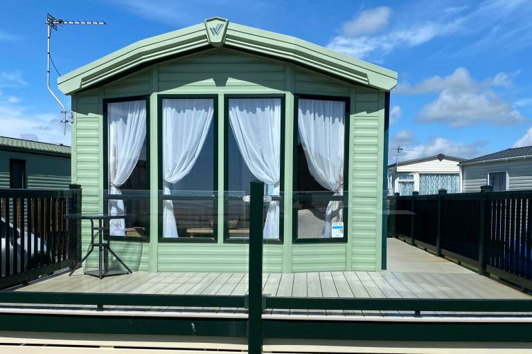 Child-friendly charming lodge with pool & yard | Beach view | Pets are welcome in Morecambe