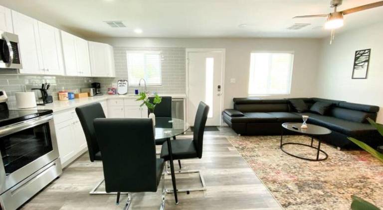 Modern Townhouse in Tempe Near Arizona State University with Fast Wi-Fi & Free Parking for Cozy Stay — photo 4