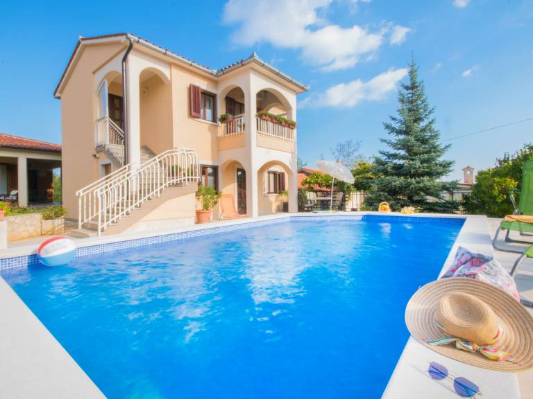 Child-friendly rental with garden, terrace & pool | Pool view | Dogs allowed — photo 3
