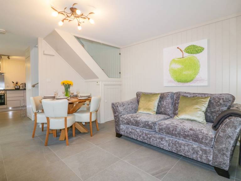 Cottage with garden & BBQ | Beach view — photo 3
