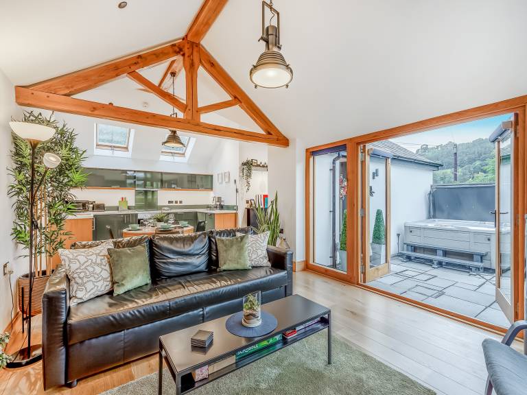 Family-friendly beautiful cottage with hot tub & yard | Pet-friendly — photo 3