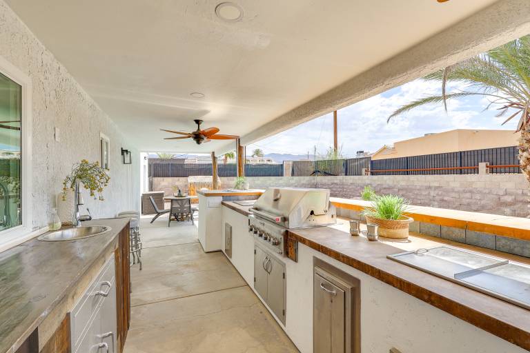 Poolside Relaxation: Group-Friendly Home in Havasu — photo 2