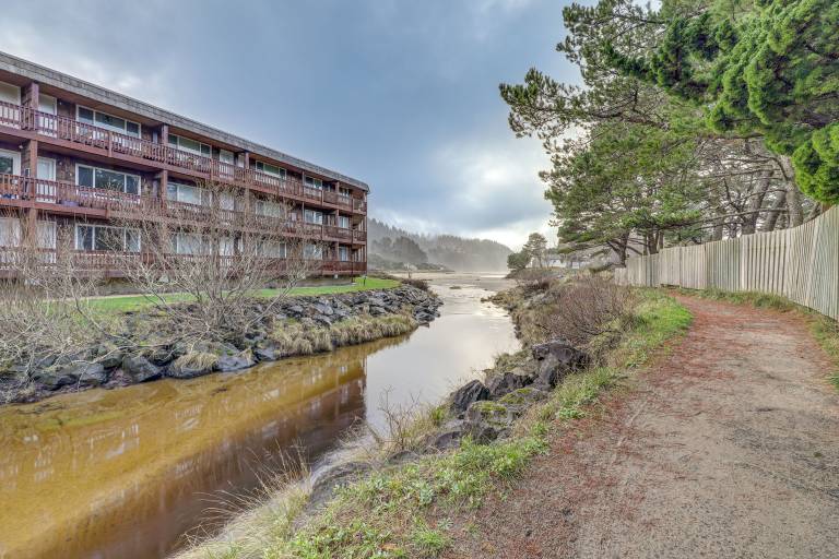 Walk to Neskowin Beach! Creekside Oregon Retreat — photo 2