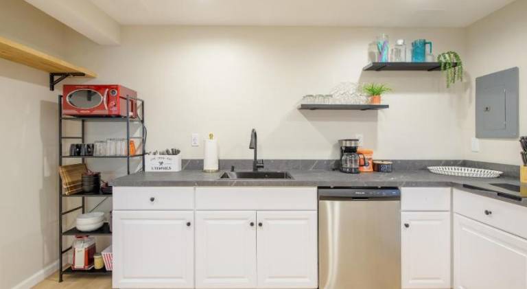 Entire Modern Cozy 2BR Apt mins SU LeMoyne DT — photo 4