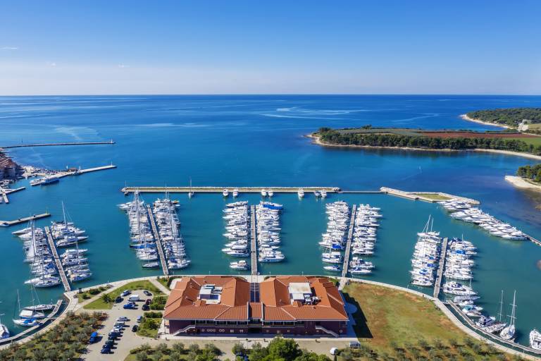 Fully equipped beautiful rental apartment with yard, barbeque & patio | Pets are welcome in Novigrad