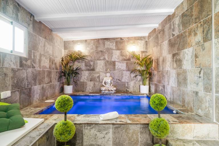 Fully equipped house with BBQ, heated pool & patio | Garden view | Pets allowed — photo 4