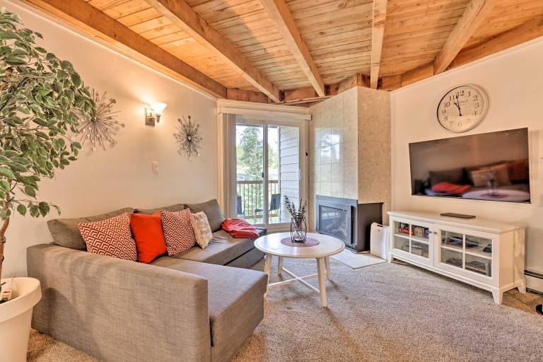 Ski Shuttle & Pool Modern Silverthorne Condo